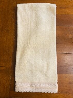 VTG Dundee New York Butter Yellow Bath Towel w Decorative Lace Satin Trim